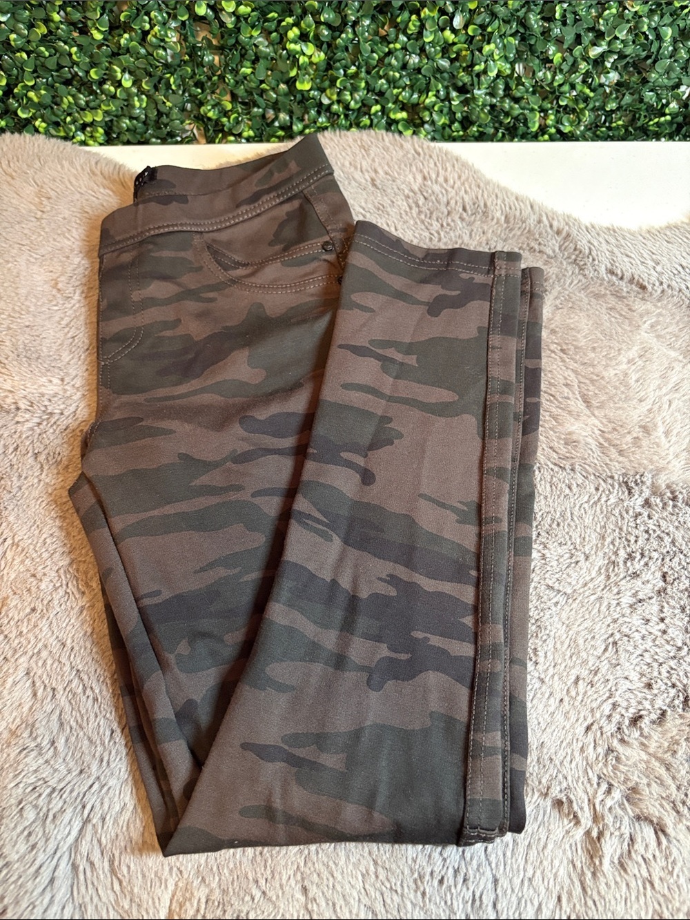 Sanctuary Camo Skinny Pants in Olive & Dark Green Size Small